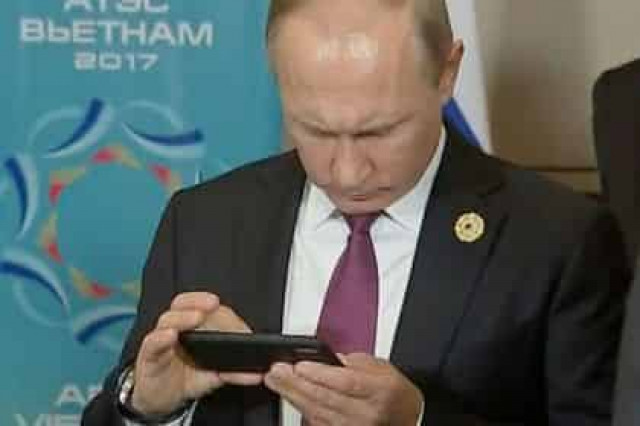 Путин покопался в iPhone министра Орешкина