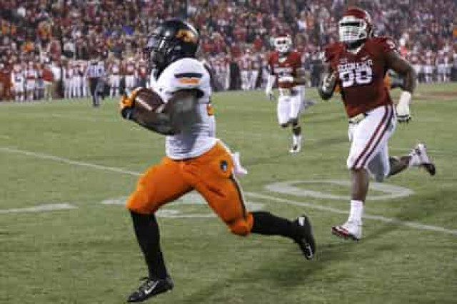 Американский футболист пытался задушить беременную подругу
