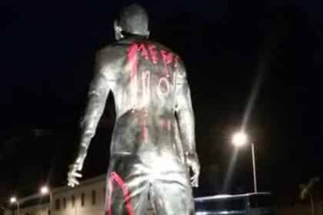 Вандалы осквернили статую Роналду в его родном городе
