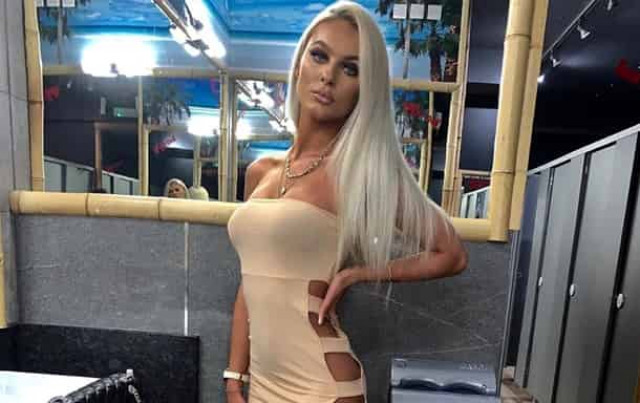 Модель упала со скалы, делая селфи