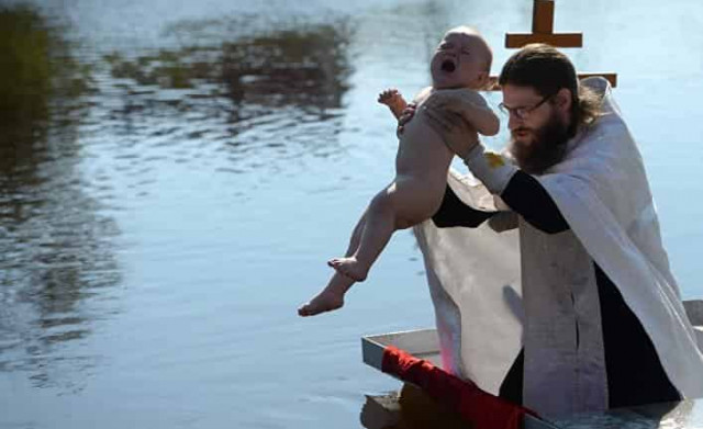 Обряд крещения у православных — это насилие над младенцами, почти намеренное убийство! Иностранцы потрясены
