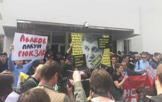 Под Киевским МВД драка активистов с силовиками