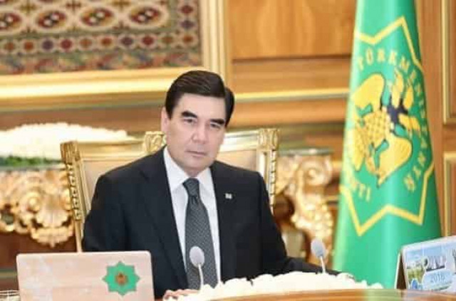 Президент Туркменистана стреляет из пистолета, катаясь на велосипеде