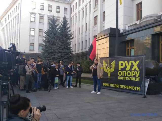 Под Офисом Президента требуют остановить разведение войск