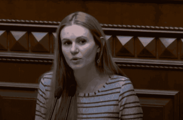 Беременная «Слуга народа» бьет тревогу