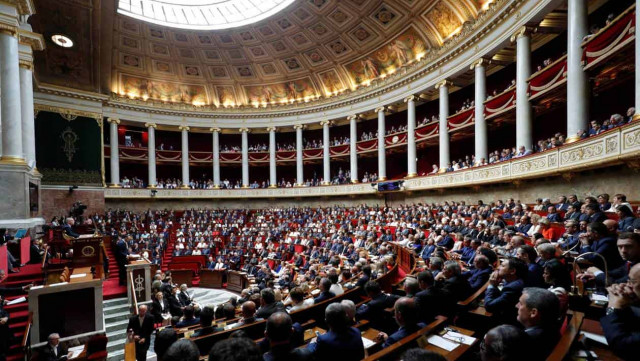 Парламент Франции не поддержал вотум недоверия правительству