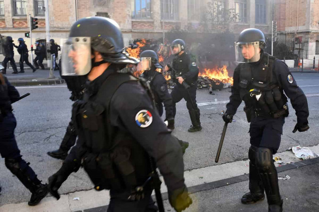 Paris police bracing for more violent protests