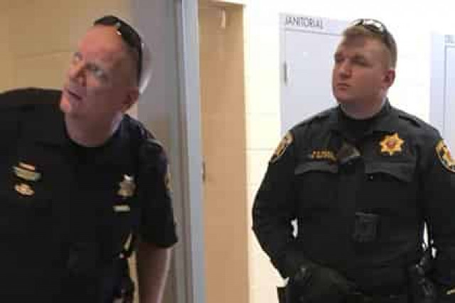 Исчезнувшего заключенного нашли на потолке
