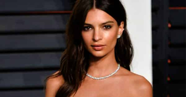 Эмили Ратаковски обругали за пляжные фото с полной подругой
