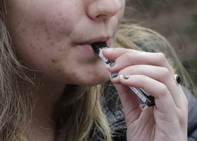 US health officials move to tighten sales of e-cigarettes