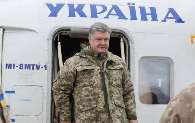 Порошенко поручил повысить зарплаты штурмовиков ВСУ