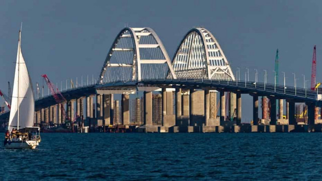 «Крымский мост» начали обустраивать рельсами 