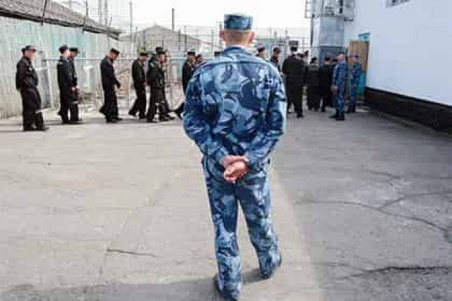 Россиянин отправился в колонию строгого режима за прописку 200 мигрантов
