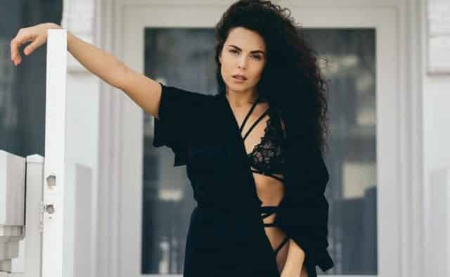 Каменских завела интернет соблазнительными позами в кружевном белье (ФОТО)