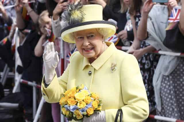 ЗМІ розповіли, що зберігає у своїй сумочці королева Єлизавета II