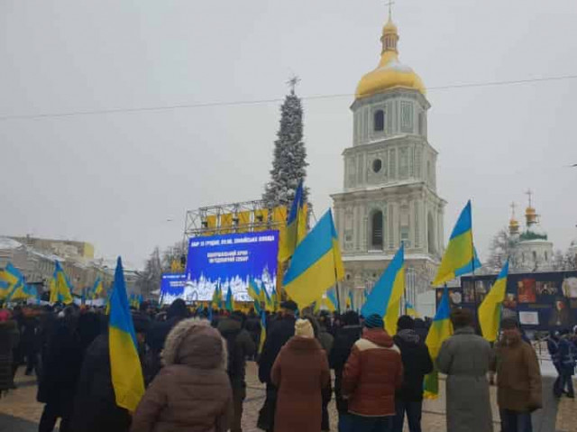 В Киеве  на Софийской площади собрались тысячи людей