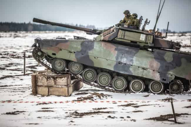 Тяжёлая техника НАТО прошла тренировку на полигоне в Эстонии
