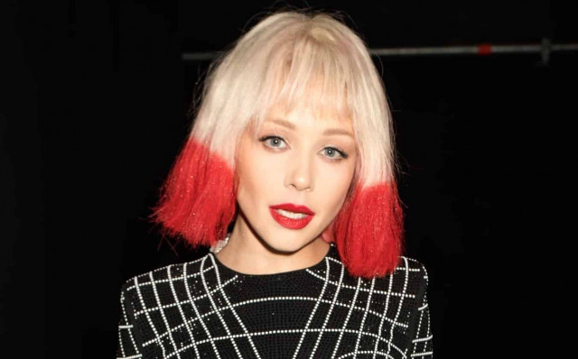 Тина Кароль в серебряных сапогах и роскошном платье Balmain (фото)