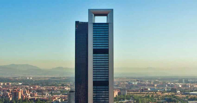 В Мадриде срочно  эвакуировали огромный небоскреб 