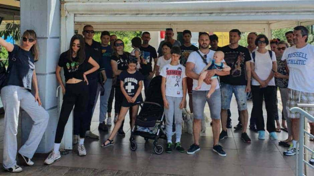 На въезде в Грецию развернули тысячи туристов