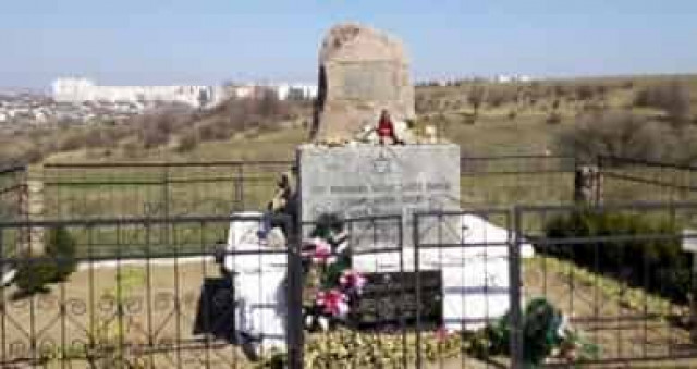 Невідомі осквернили пам'ятник жертвам Голокосту і залишили записку з погрозами Зеленському (ФОТО)