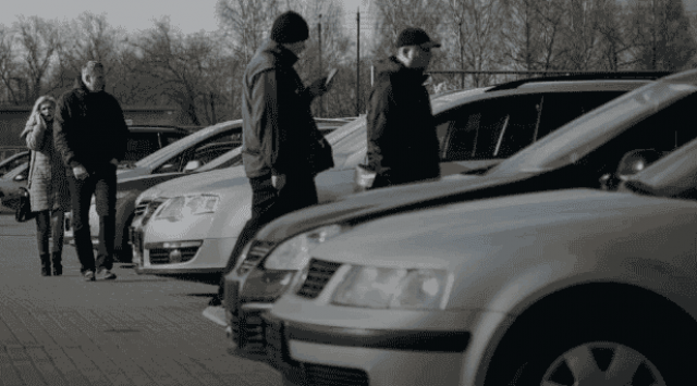 Украинцам начали бесплатно раздавать евробляхи: кому достанутся машины