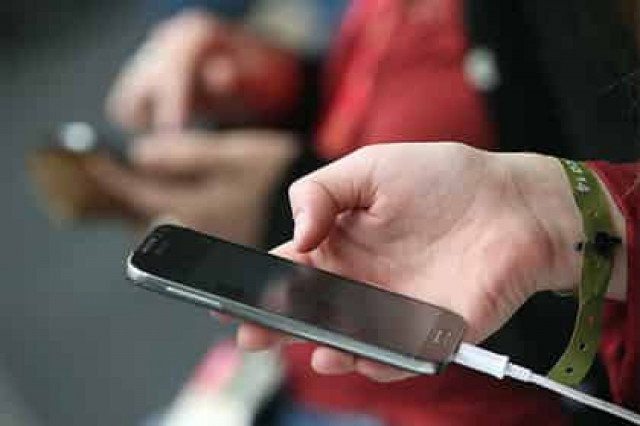 Школьница прикоснулась к зарядке iPhone во сне и умерла