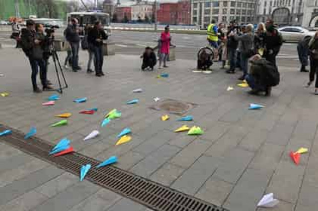 Две девушки запустили бумажные самолетики на Лубянке и попали в суд
