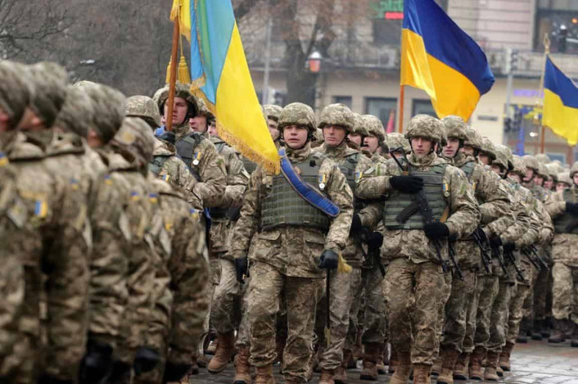 Зарплаты украинским военным поднимут с 1 апреля