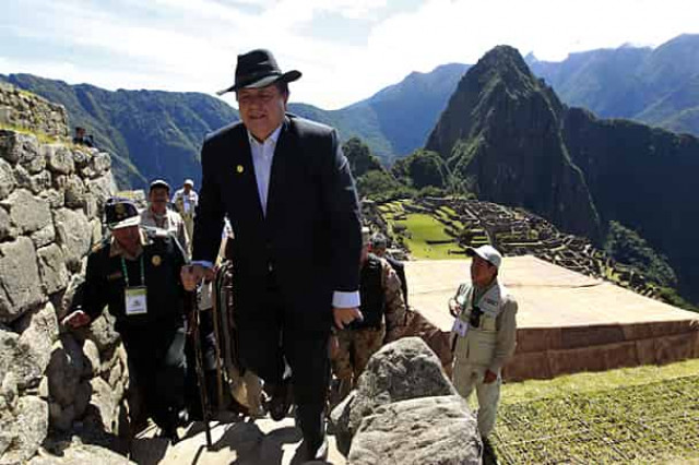 Экс-президент Перу попытался застрелиться 