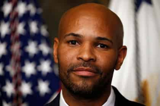 Главный врач США спас человека в самолете
