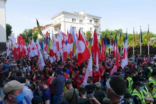 Возле ОП и на Майдане протесты