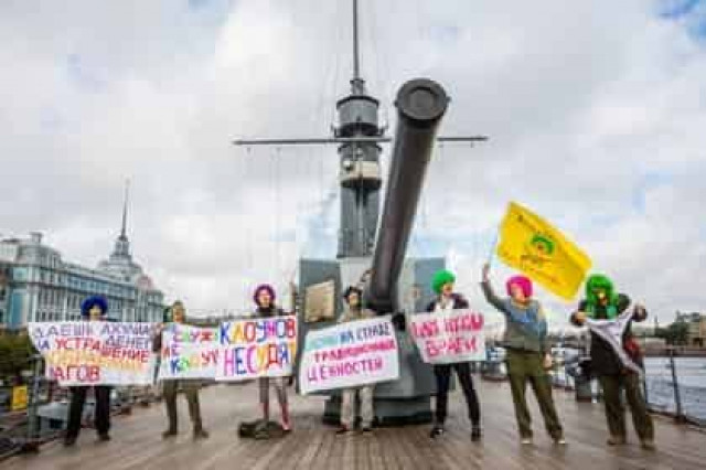 На «Авроре» устроили акцию с лозунгами «Не служил — не клоун» и «ОНО воюет»