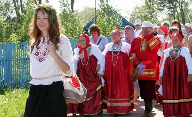 Парнишка из Ичана вернулся домой с русской невестой