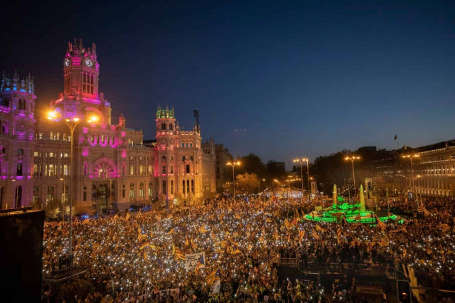 Marchers in Madrid back Catalan separatists on trial