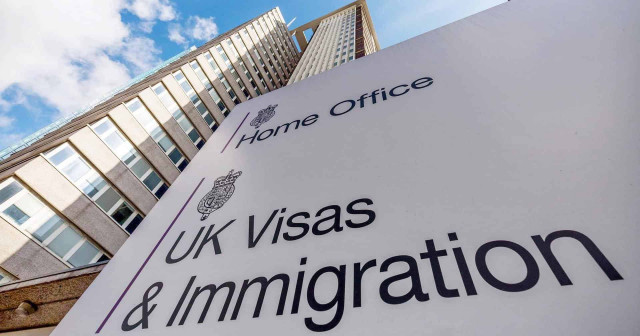 Великобритания отменила бумажные миграционные карты 