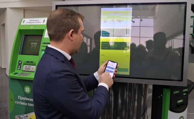 Банки обяжут возвращать деньги, снятые с карт мошенниками