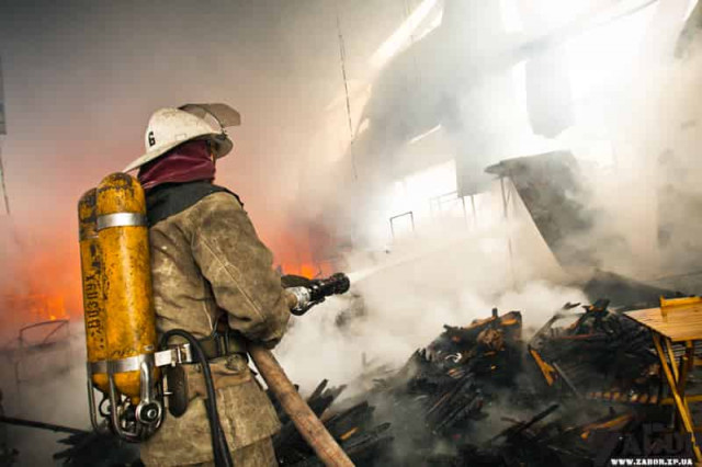 В пригороде Баку горит торговый центр