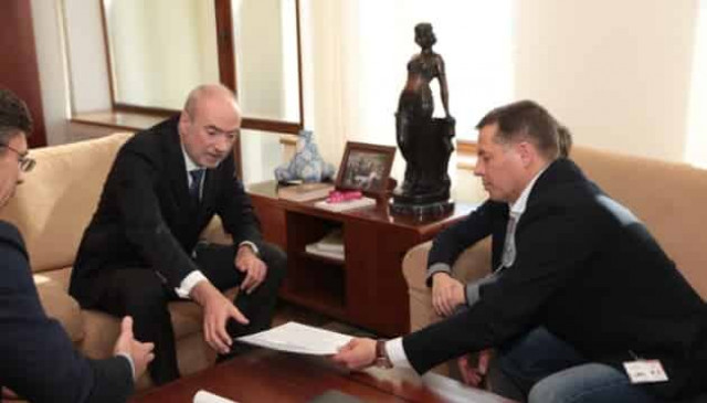 Sushchenko hands over letter to Macron