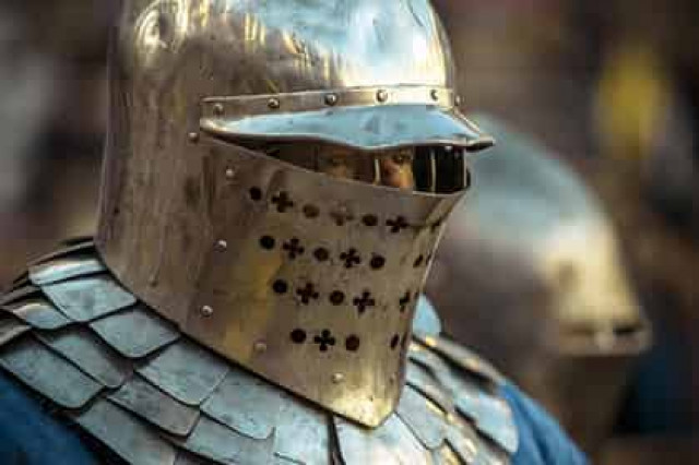 Полиция освободила застрявших друг в друге немцев с манекеном-рыцарем
