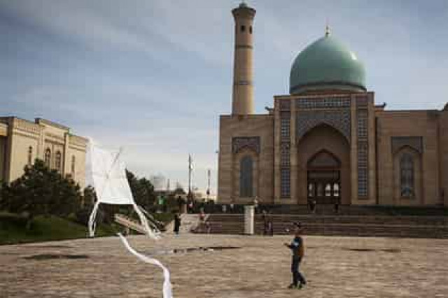 Прием в вузы Узбекистана решили сделать платным
