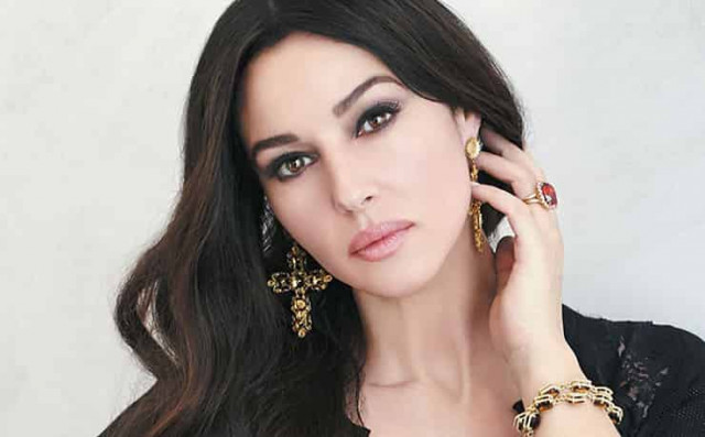 Моника Беллуччи в прозрачном топе в Каннах