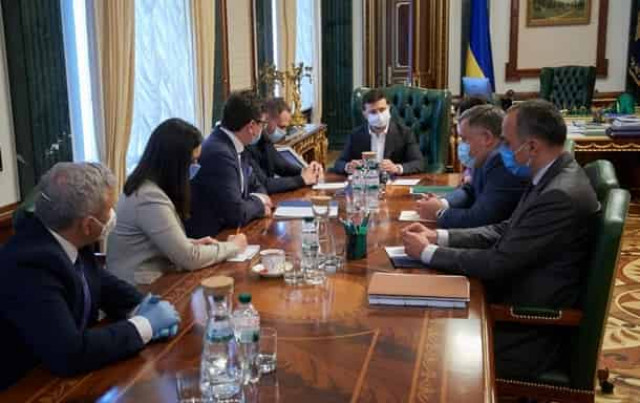 Зеленский собрал совещание по проблемам инвестиций
