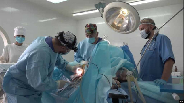 Українські лікарі за допомогою США провели унікальну операцію пораненому українському бійцю