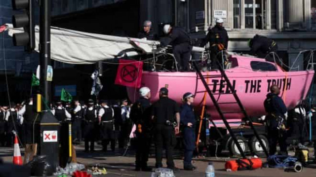 London police move in on climate protesters