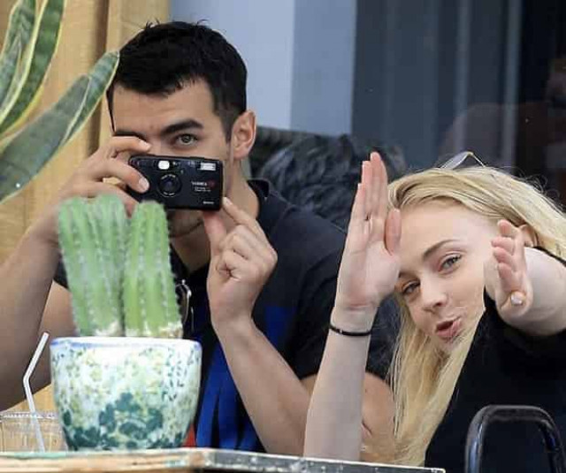 Как знаменитости реагируют на назойливые папарацци (фото)
