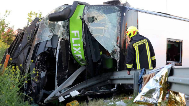 В Германии перевернулся автобус: более 60 человек пострадали