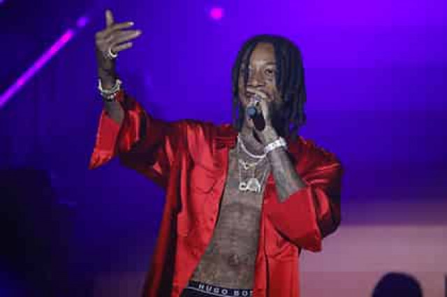 Рэпер Wiz Khalifa запретил мужчинам кусать бананы
