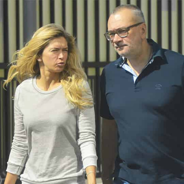 Вера Брежнева снялась топлес в колготках