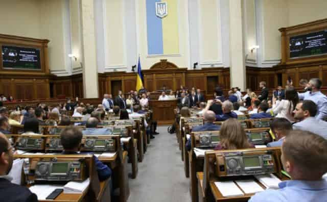 Военное положение в Украине, приняты экстренные меры: первые подробности